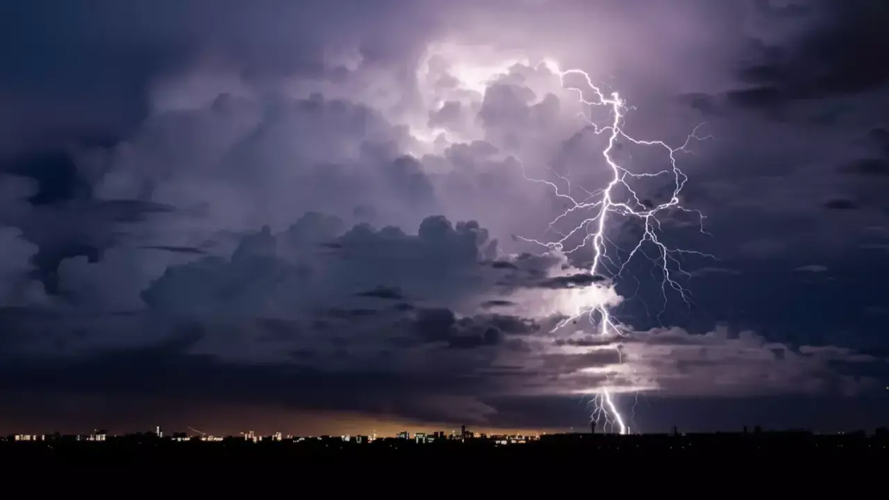 عاصفة جوية شاملة تضرب 8 مناطق في السعودية وتشل الحركة بسبب الأمطار الرعدية والبرد والضباب الكثيف